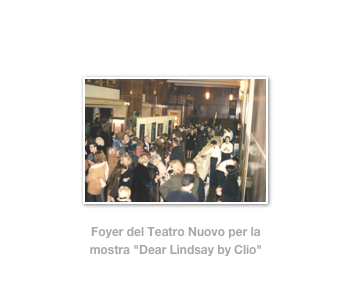 ￼

Foyer del Teatro Nuovo per la mostra "Dear Lindsay by Clio"